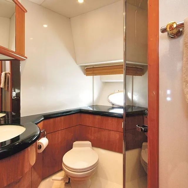 Kompakt og elegant bad med servant, toalett, speil og dusj på yacht.